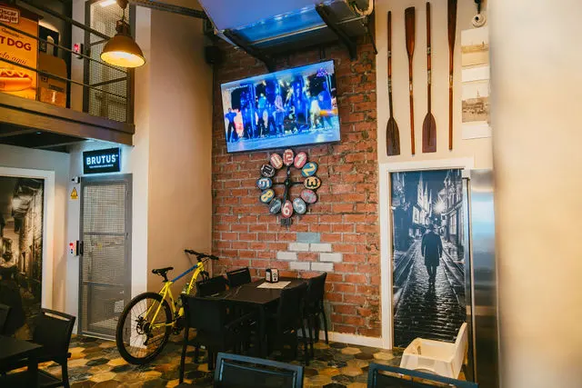 Ambiente interior de PakáPayá con pantalla para ver el deporte en directo